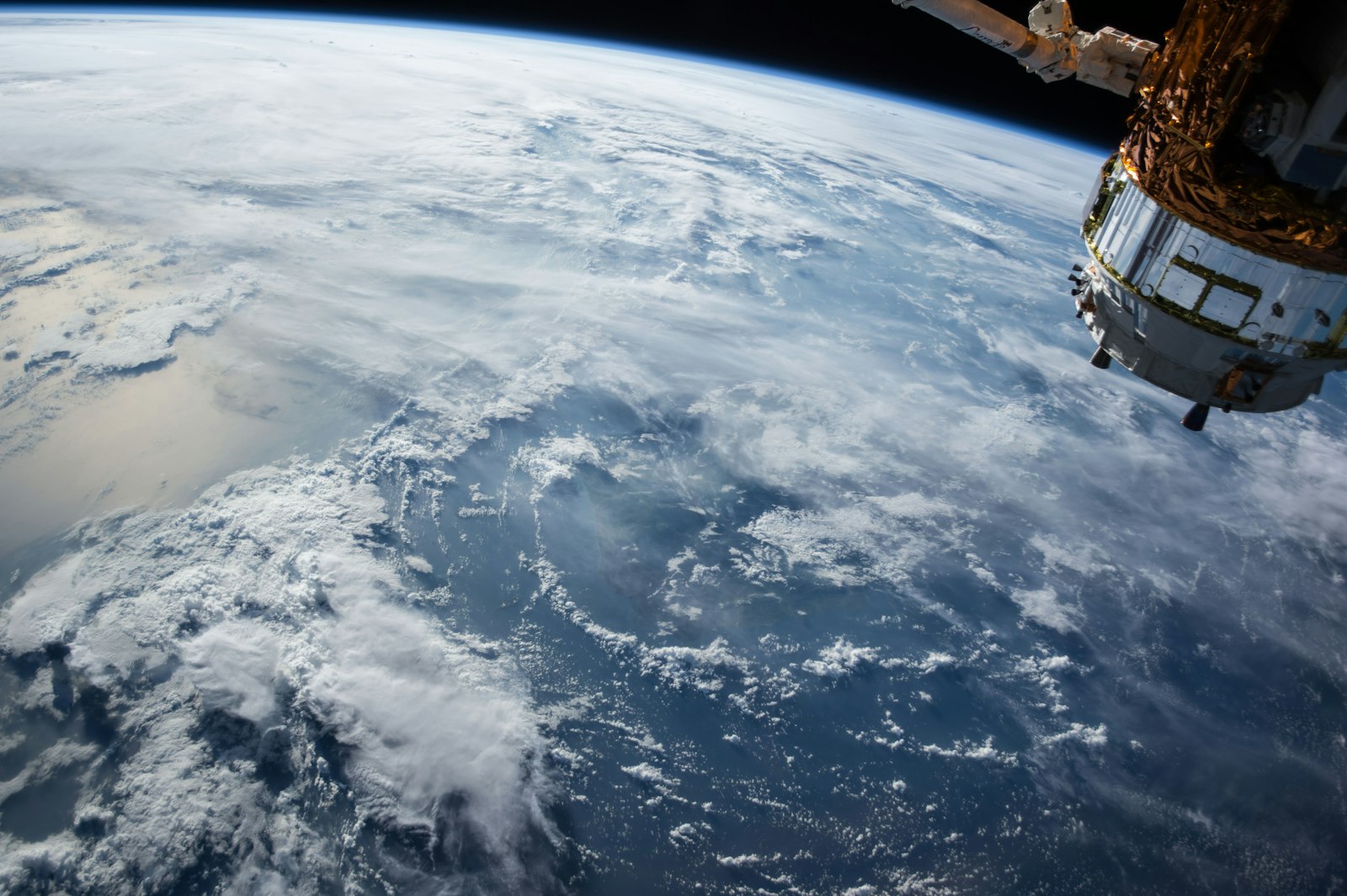 Vue de la Terre et de ses nuages depuis l’espace — photographie NASA