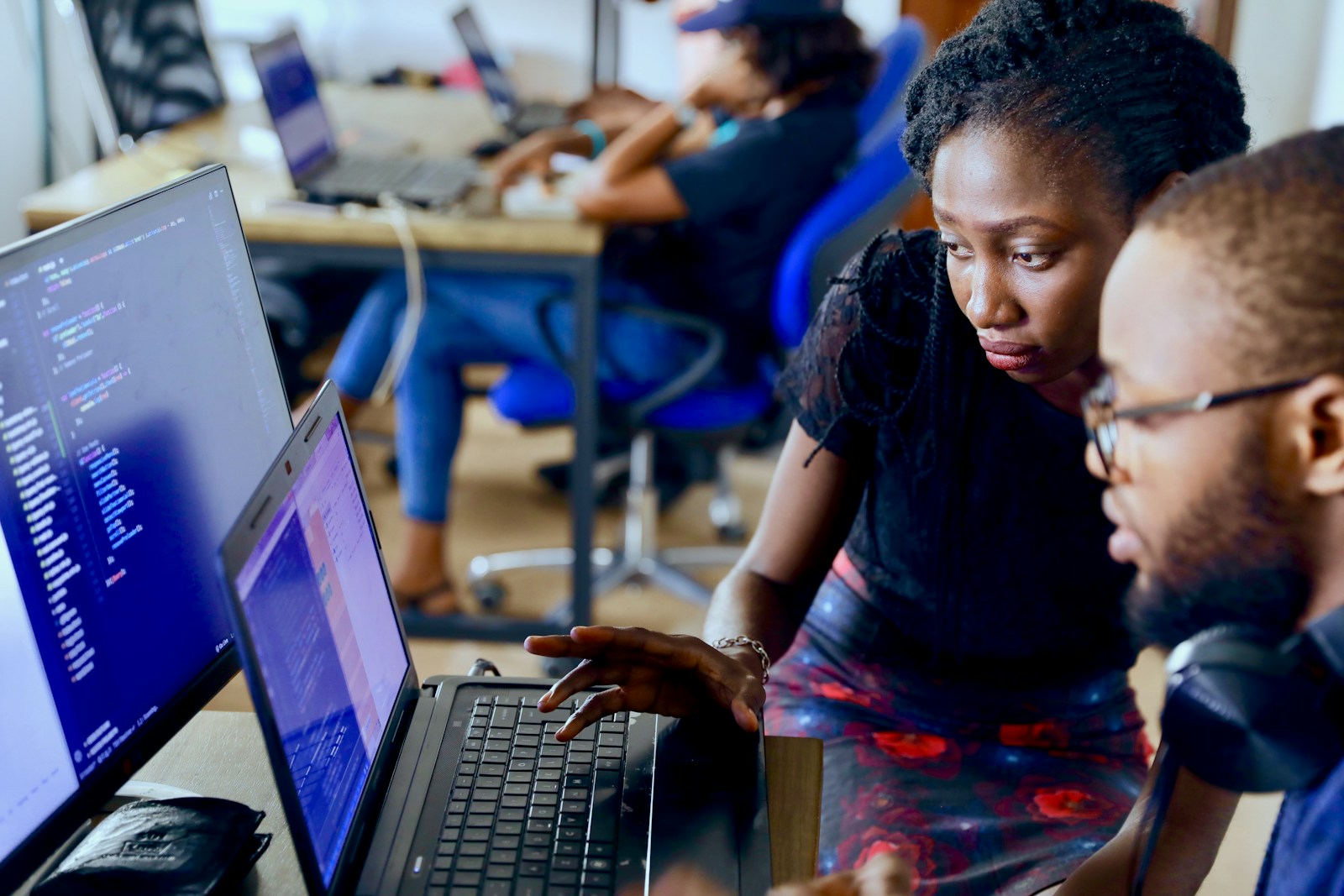 Jeunes professionnels travaillant ensemble — illustration du fellowship Princeton in Africa