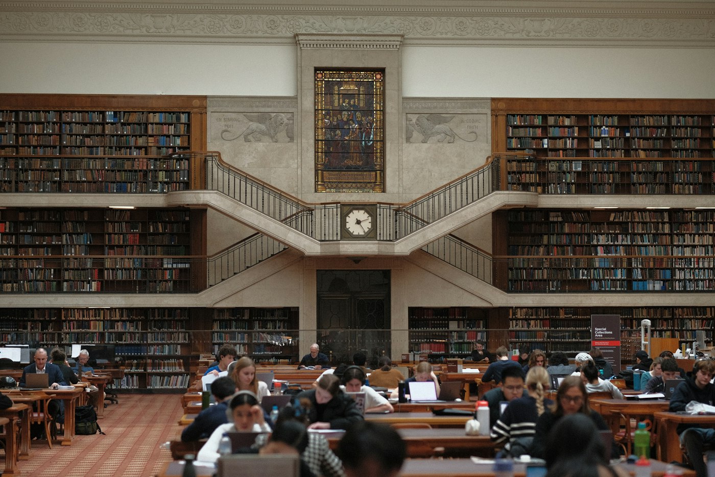 Bibliothèque et études supérieures — image d’illustration