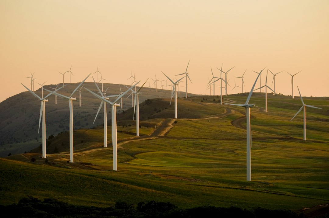 Éoliennes illustrant la transition énergétique et le financement des énergies renouvelables