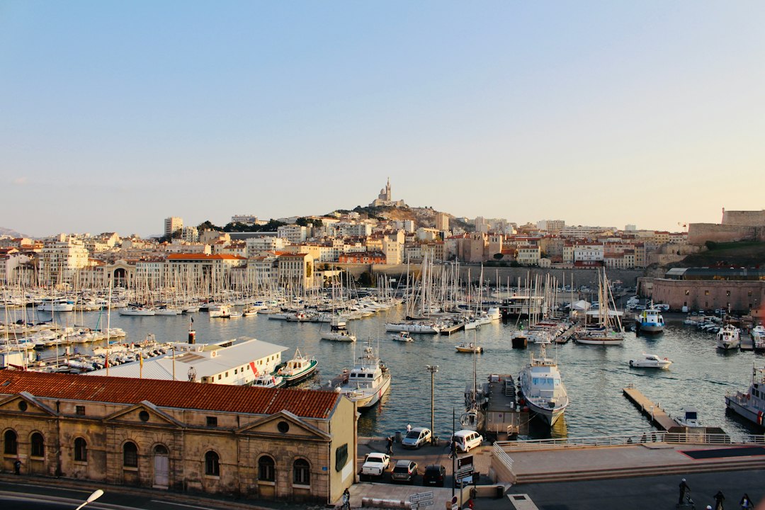 Vue du port de Marseille, illustration d’une ville du réseau universitaire NOHA