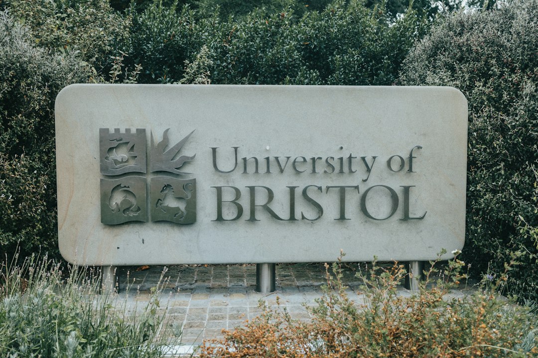 Signalétique universitaire à Bristol, illustration de la bourse Think Big