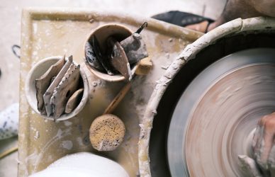 Travail artisanal de la terre sur un tour de potier