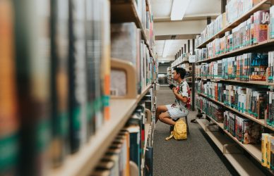 Bibliothèque et études supérieures — image d’illustration