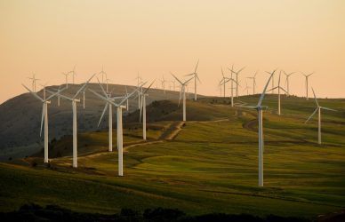 Éoliennes illustrant la transition énergétique et le financement des énergies renouvelables