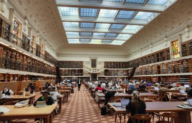 Bibliothèque et études supérieures — image d’illustration