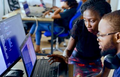 Jeunes professionnels travaillant ensemble — illustration du fellowship Princeton in Africa