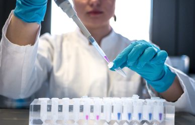 Scientifique au travail en laboratoire