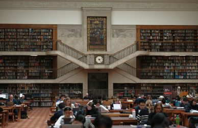 Bibliothèque et études supérieures — image d’illustration