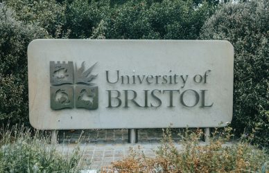 Signalétique universitaire à Bristol, illustration de la bourse Think Big